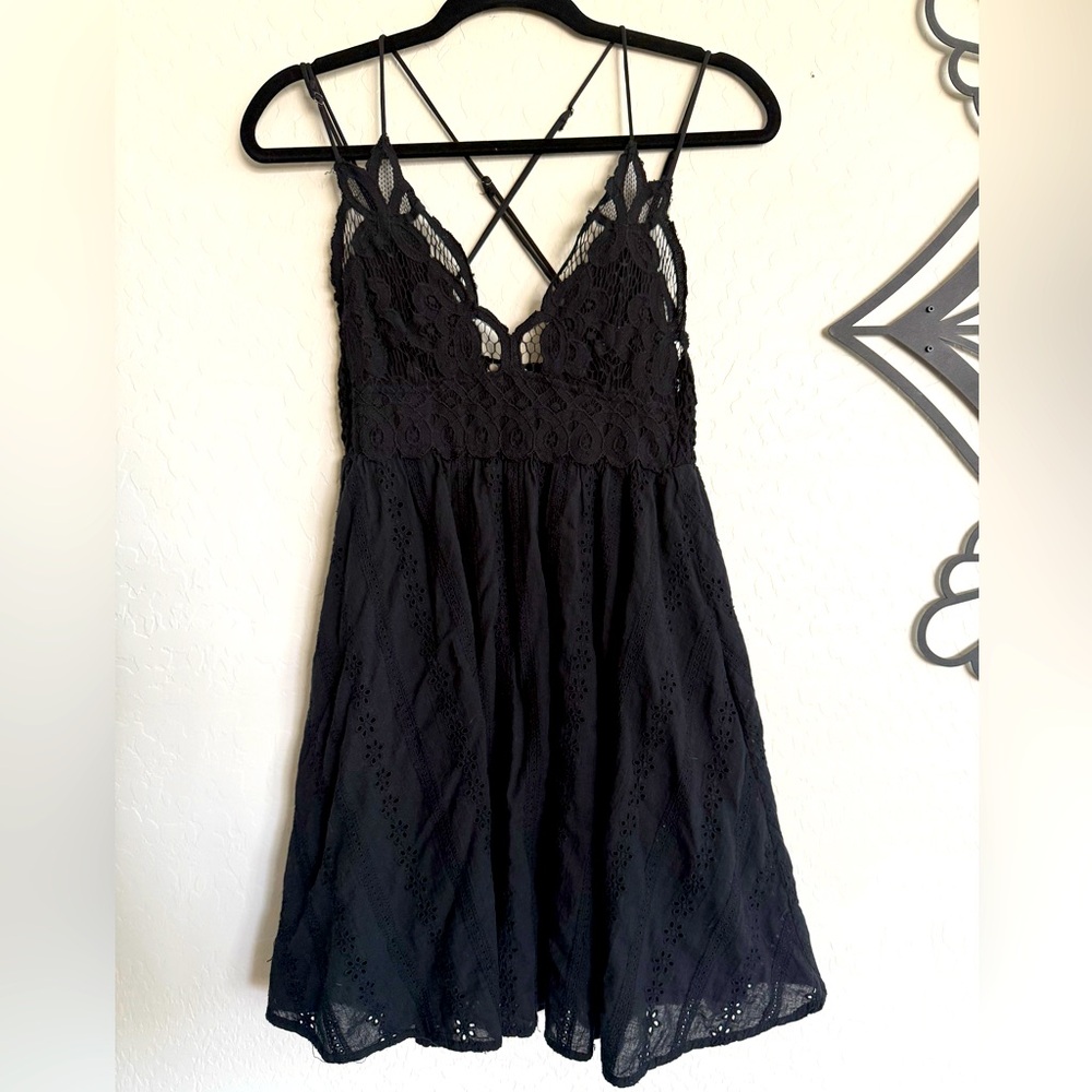 HUMMINGBIRD Black Lace Sleeveless Mini Dress - Small
